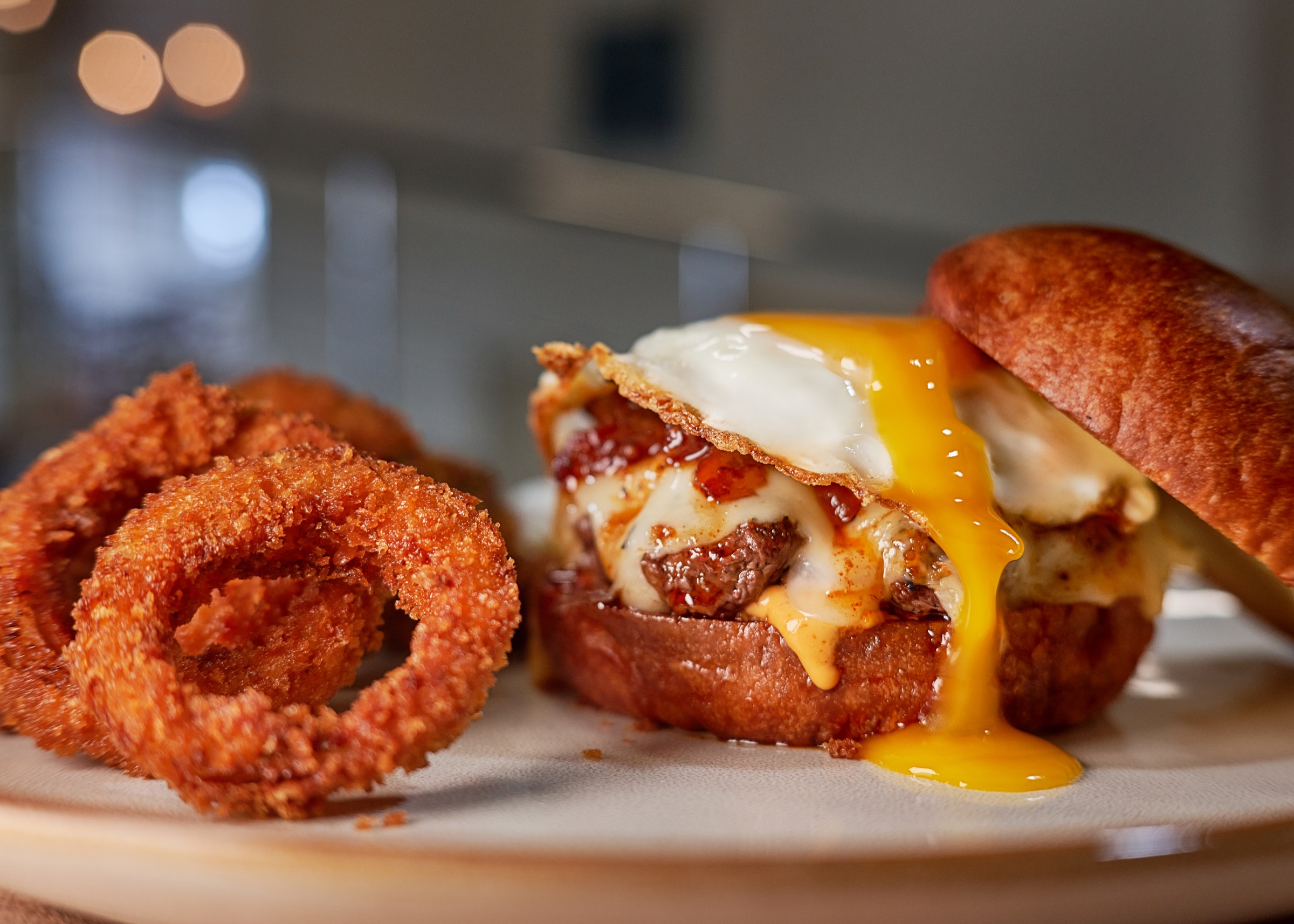 Hamburguesa de brunch con huevo y aros de cebolla